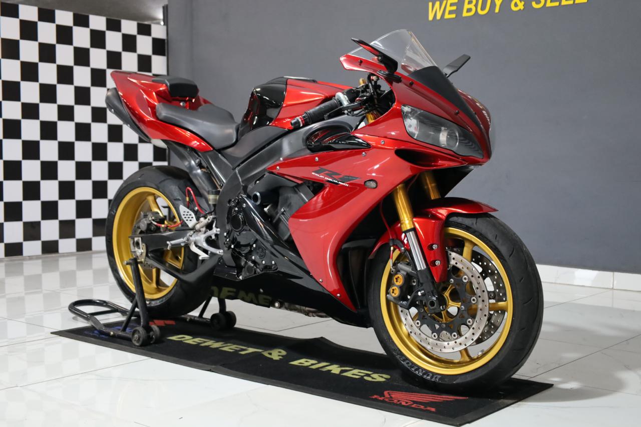 YAMAHA R1 BURG