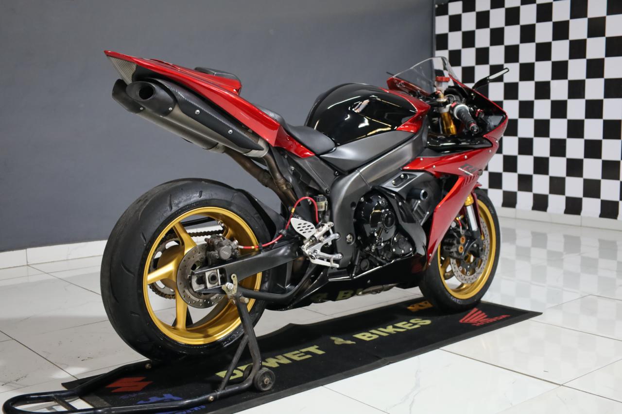 YAMAHA R1 BURG2